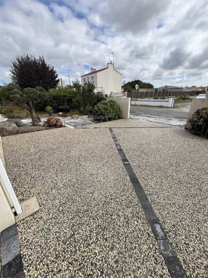 Du béton poreux ou désactivé pour embellir votre espace vert