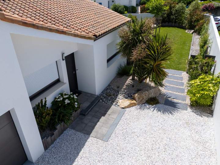Du béton poreux ou désactivé pour embellir votre espace vert